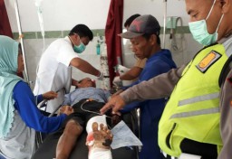 Nyelonong saat Menyeberang, Kakek di Ngawi Terkapar Ditabrak Mobil