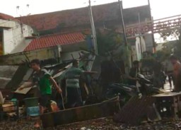 Atap Tujuh Rumah di Surabaya Disapu Angin Kencang