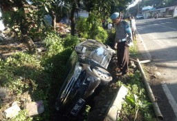 Avanza Nyungsep ke Parit Setelah Disenggol Fortuner
