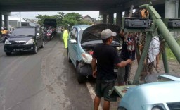 Avanza Tabrak Tiga Motor di Ngawi, Satu Orang Kritis