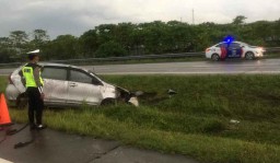 Cuaca Buruk, Mobil Toyota Avanza Terbalik di Tol Sumo