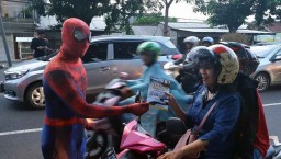 Keren, Avengers Bantu Polisi Sebar Brosur Lalu Lintas di Gresik