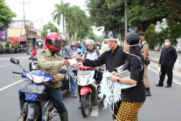Antisipasi Abu Gunung Agung, Pemkab Banyuwangi Bagi-bagi Masker Gratis
