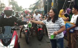 Foto: 200 Paket Takjil Gratis untuk Pengendara di Surabaya