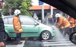 Mobil Hyundai Getz Terbakar di Surabaya
