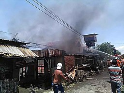 Terdengar Ledakan Dua Kali, Lima Rumah Hangus Terbakar