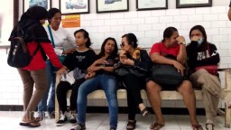 8 Korban Rumah Kos Terbakar Diidentifikasi, Tangis Keluarga Pecah