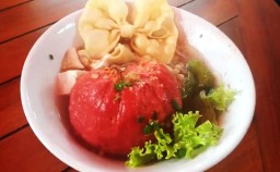 Lezatnya Bakso Merah Berbahan Buah Naga di Bojonegoro