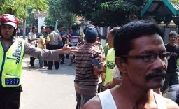 Ada Pria Membawa Tas Ransel Keluar Rumah usai Ledakan di Bangil