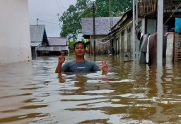 Dari Lokasi Gempa Terbang ke Surabaya, Mensos Risma 'Pamer' CC 112