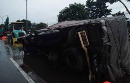 Hujan di Surabaya, Kampung Tambak Langon Banjir hingga Truk Terguling