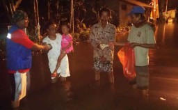 1000 Nasi Bungkus untuk Sahur Korban Banjir di Mojokerto
