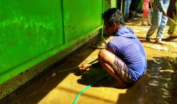 Warga Gotong Royong Bersihkan Sekolah yang Tergenang Lumpur di Blitar