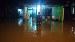 Kebanjiran, Warga Pungging Mojokerto Bertahan di Rumah