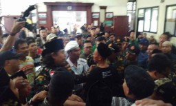 Massa FPI-Banser Nyaris Bentrok saat Sidang Gus Nur di PN Surabaya