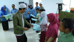 Di Kediri, Siswa SD yang Tidak Mampu Dapat Bantuan Buku Tulis