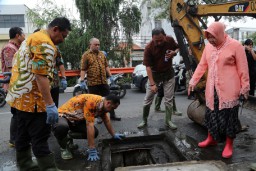 Curah Hujan Tinggi, Pemkot Surabaya Lakukan Pengerukan Lumpur 