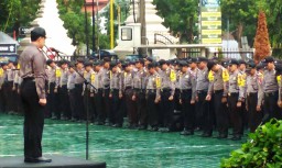 Diguyur Hujan, Polres Banyuwangi Tetap Gelar Apel Pengamanan Pilgub