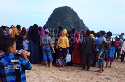 Dua Wisatawan Pulau Merah Banyuwangi Terseret Ombak