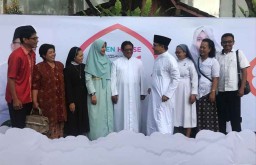 Lebaran di Desa Kelahiran, Bupati Anas Disambangi Tokoh Lintas Agama