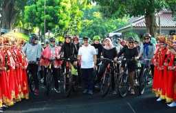 Perempuan Berkebaya Ikuti Lomba Balap Sepeda di Banyuwangi