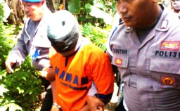 Reka Ulang Bapak Bunuh Anak, Tersangka Dapat Dukungan Warga