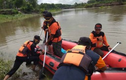 Hilang di Sungai Brantas, Pekerja Proyek Jembatan Belum Ditemukan