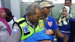 Bayi Dalam Kardus Dibuang di Pasar Loak Surabaya