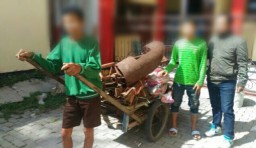 Terhimpit Ekonomi, Tukang Sapu ini Ajak Anak Curi Besi Tua