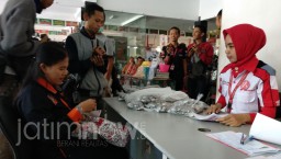 Wow, Ibu di Ponorogo ini Beli Sepeda Motor dengan Sekarung Uang Receh