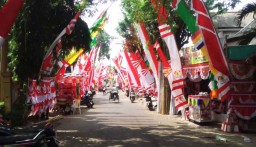 Agustusan, Rezeki Warga Kampung Bendera Makin 'Berkibar'