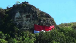 Bendera Raksasa Hiasi Perayaaan HUT Kemerdekaan RI di Pacitan