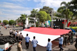 Selain di Al-Akbar, Masjid di Banyuwangi Juga Kibarkan Bendera Raksasa