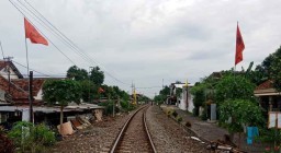Ganggu Masinis, Bendera Partai di Jalur Kereta Blitar Ditertibkan