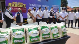 Bantuan 25 Ton Beras untuk Warga MBR di Jatim Diterima Pemprov