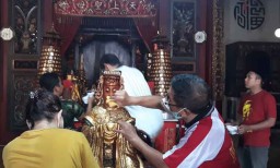 Jelang Imlek, Umat Lintas Agama di Pasuruan Bersih-bersih Klenteng