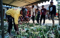 Diet Plastik, Warga ini Pakai Pelepah Pisang untuk Wadah Daging Kurban