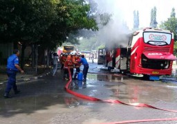 Bus Trayek Cileungsi-Bojonegoro Terbakar di Terminal Rajekwesi