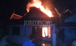 Ditinggal Bukber, Satu Rumah di Blitar Ludes Terbakar