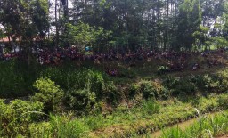 Warga Padati Lokasi Rekonstruksi Pembuangan Mayat Penari di Blitar