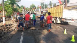Tak Kunjung Diperbaiki, Warga di Blitar Swadaya Tambal Jalan Rusak