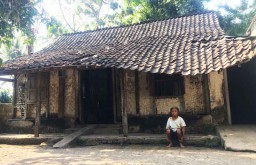 Keluarga ini Tinggal di Gubuk Reyot, Memprihatinkan