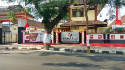 Tersangka Kasus Dana Bansos, Komisioner Bawaslu Blitar Tidak Ditahan