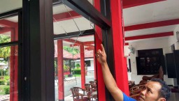 Kaca Pos Penjagaan di Rumah Dinas Wali Kota Blitar Pecah