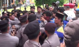 Mahasiswa Tuntut Rumah Karaoke Striptis di Blitar Ditutup