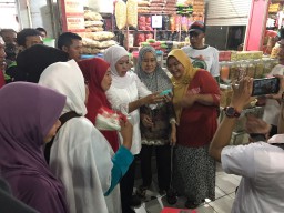 Jajaki Mataraman, Khofifah Blusukan Ke Pasar Gede Madiun