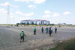 Berita Foto: Jalan Pintas Menuju GBT pada Laga Persebaya Vs Arema