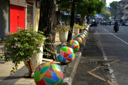 Bola Warna-warni Percantik Trotoar Surabaya