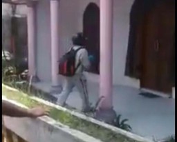 Bom Bangil, Pria Pembawa Ransel Berjalan Santai Meski Diteriaki Warga