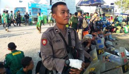 Bonek Tak Bertiket Ngamuk, Dua Polisi Luka Kena Lemparan Batu